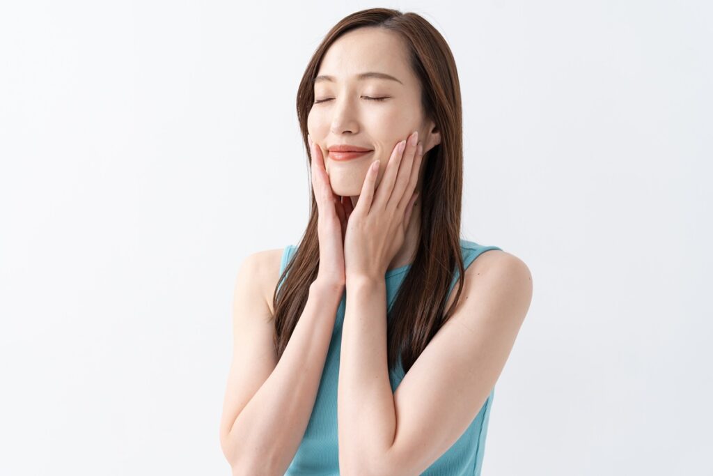 肌に触れる日本人女性