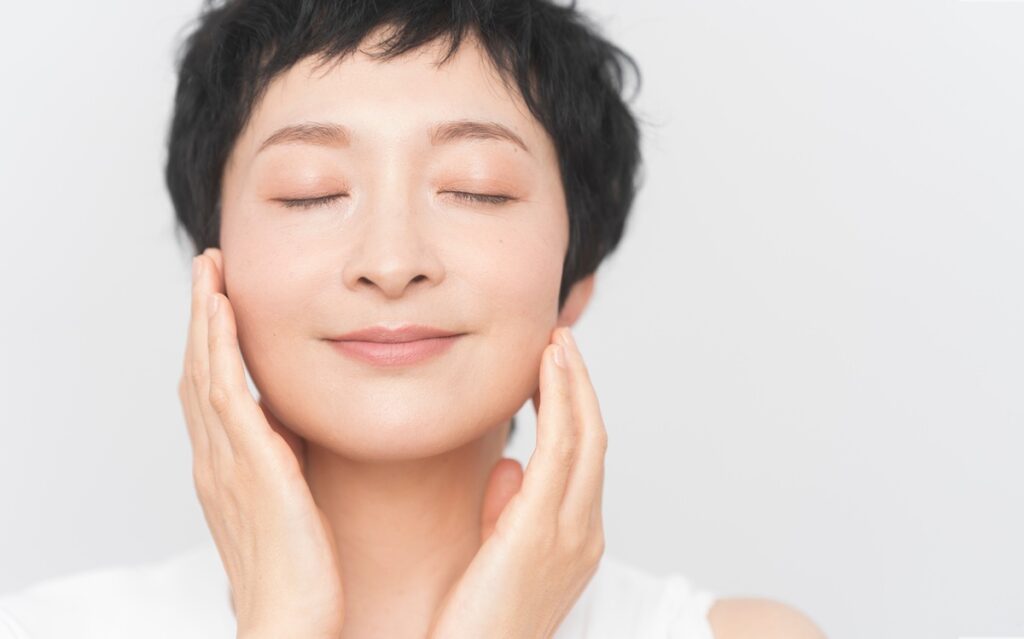 目をつぶる女性