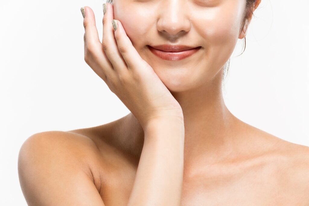 ほほに手を添える女性